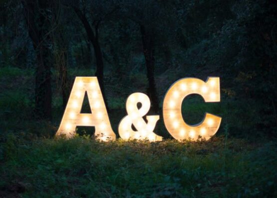 Letras iluminadas cada una de 120 de alto